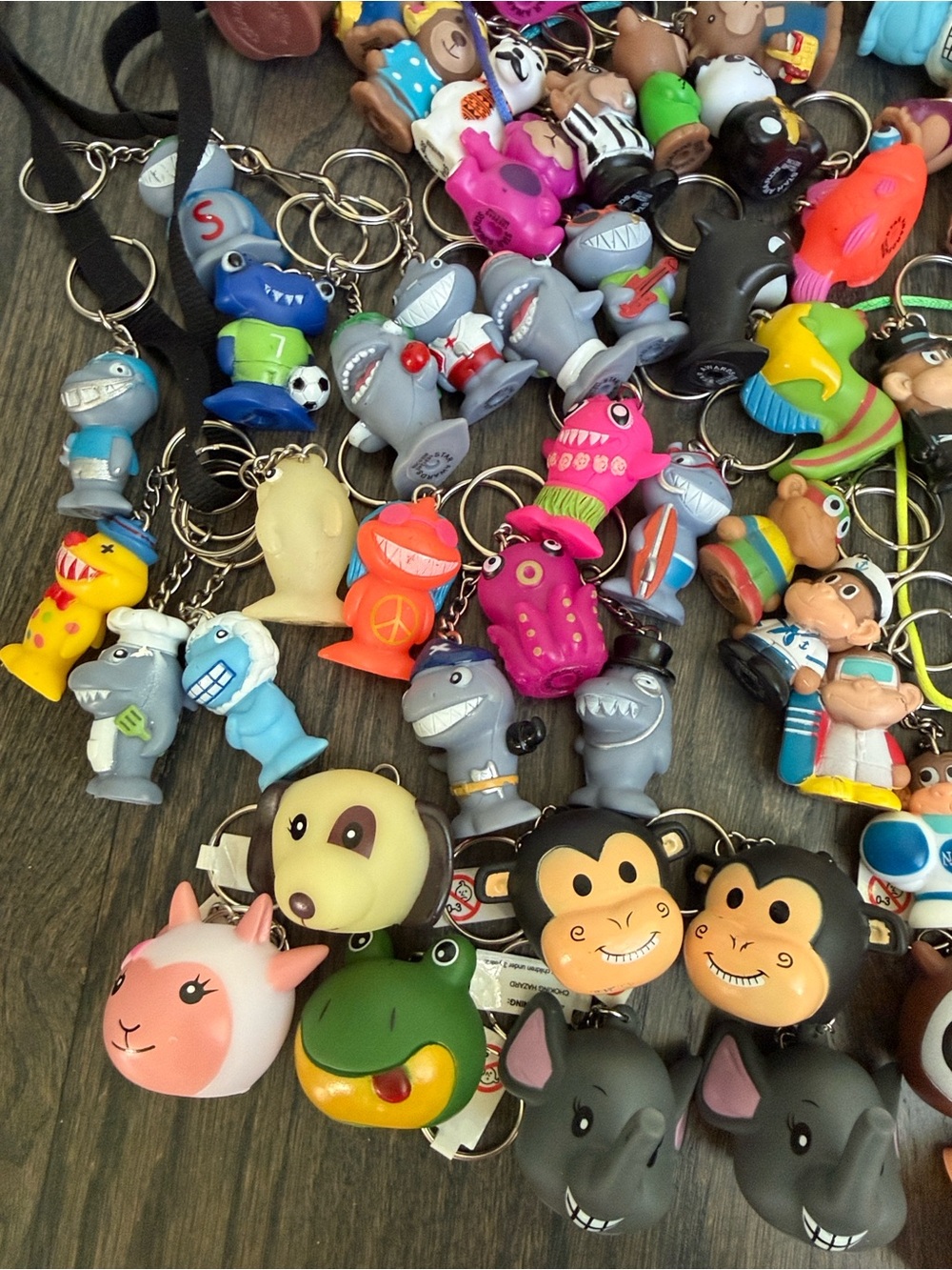 100 Collectible Keychains 1.5” Rubber 3D Key Chains Backpack Prize Favor Animals - Picture 14 of 17